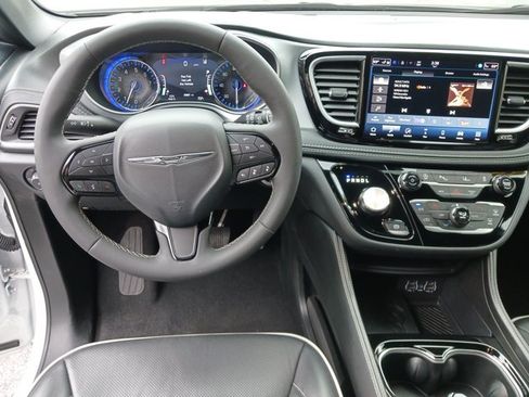 Used 2025 Chrysler Pacifica Limited FWD image 14
