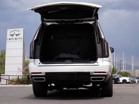 Used 2025 Cadillac Escalade ESV Premium Luxury w/ LPO, Floor Liner Package AWD/4WD image 12