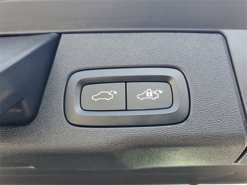 Used 2020 Volvo XC60 T5 Momentum image 12