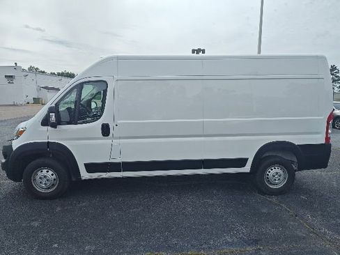 Used 2025 RAM ProMaster 2500 w/ Convenience Group FWD image 3