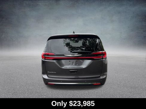 Used 2023 Chrysler Pacifica Touring-L FWD image 4
