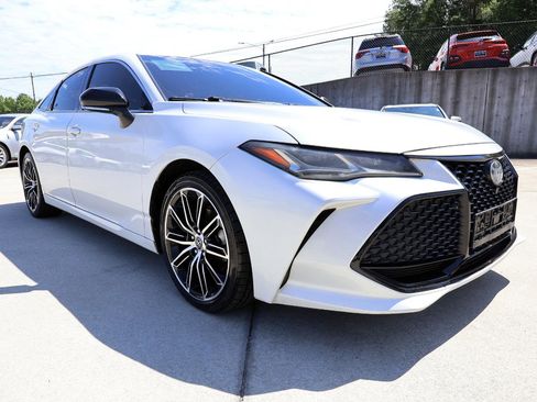 Used 2019 Toyota Avalon Touring FWD image 9