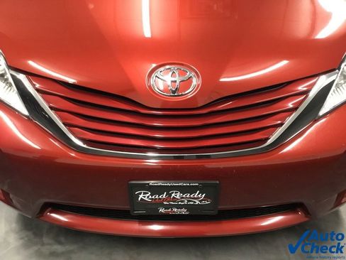 Used 2017 Toyota Sienna LE image 18