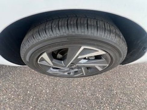 Used 2025 Hyundai Elantra Limited image 11