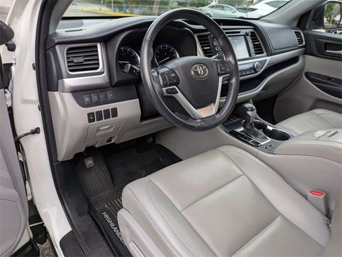 Used 2019 Toyota Highlander SE image 11