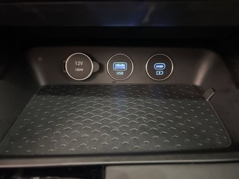 Used 2025 Genesis G70 2.5T image 13