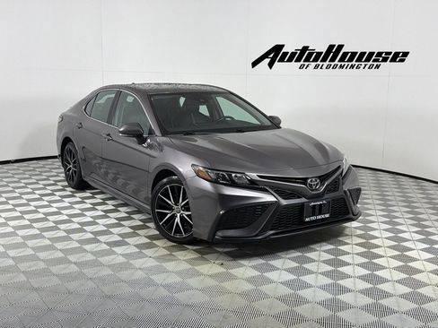 Used 2022 Toyota Camry SE FWD image 1