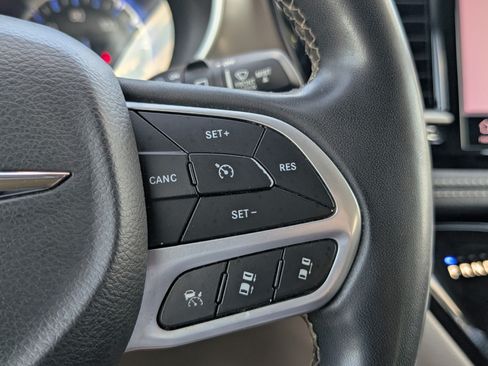 Used 2023 Chrysler Pacifica Touring-L FWD image 25