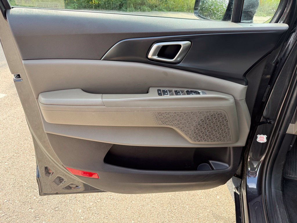 Used 2025 Kia Carnival FWD image 7