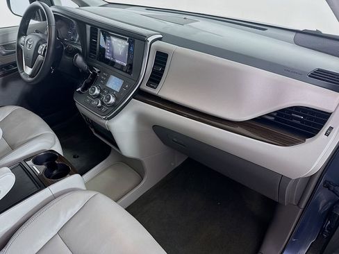 Certified 2017 Toyota Sienna XLE image 30