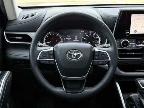 Used 2023 Toyota Highlander XLE image 32