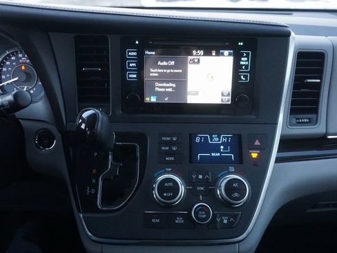 Used 2017 Toyota Sienna XLE image 12