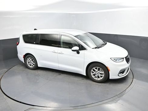Used 2023 Chrysler Pacifica Touring-L FWD image 34