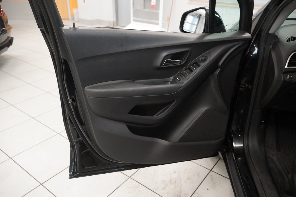 Used 2019 Chevrolet Trax LT w/ LT Convenience Package FWD image 5