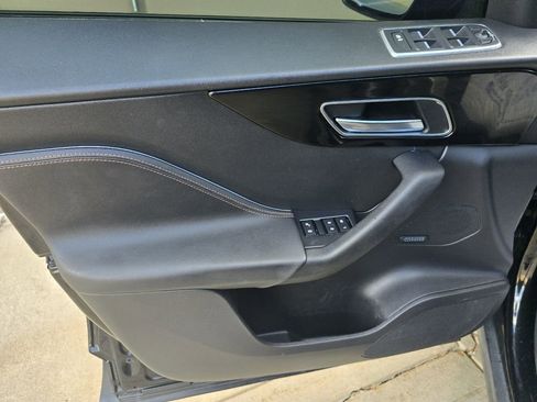 Used 2017 Jaguar F-PACE Prestige image 16