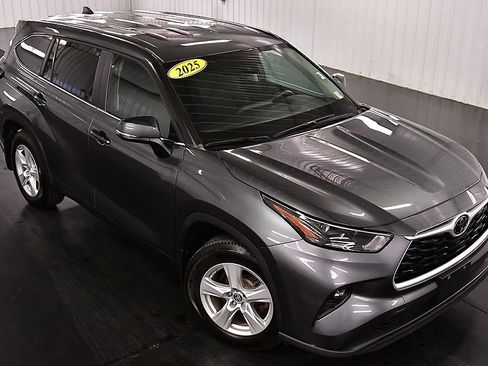 Used 2023 Toyota Highlander LE AWD/4WD image 13
