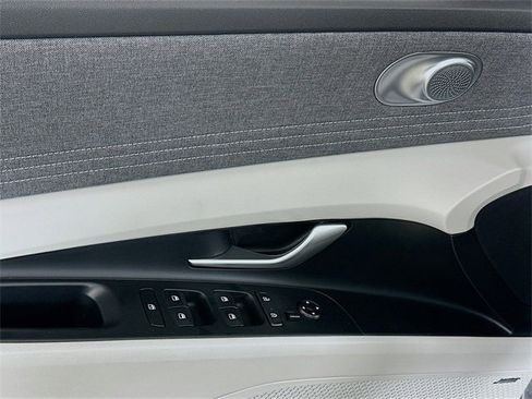 Used 2023 Hyundai Elantra Limited image 10