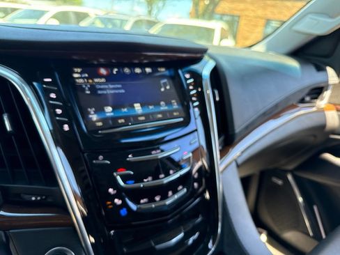 Used 2018 Cadillac Escalade Luxury AWD/4WD image 10