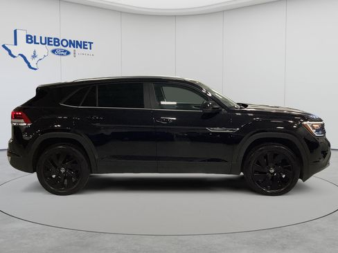 Used 2024 Volkswagen Atlas Cross Sport SE w/ Panoramic Sunroof Package FWD image 4
