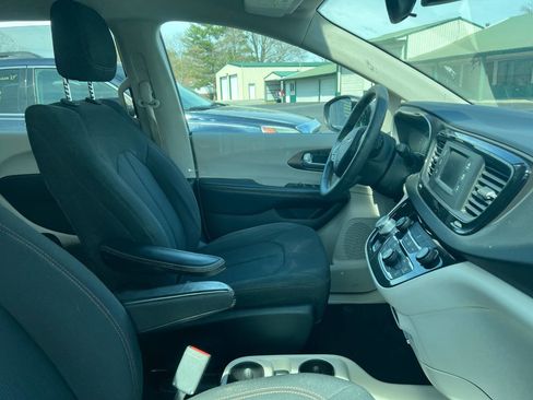 Used 2017 Chrysler Pacifica Touring image 9
