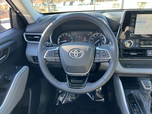 Used 2021 Toyota Highlander XLE image 16