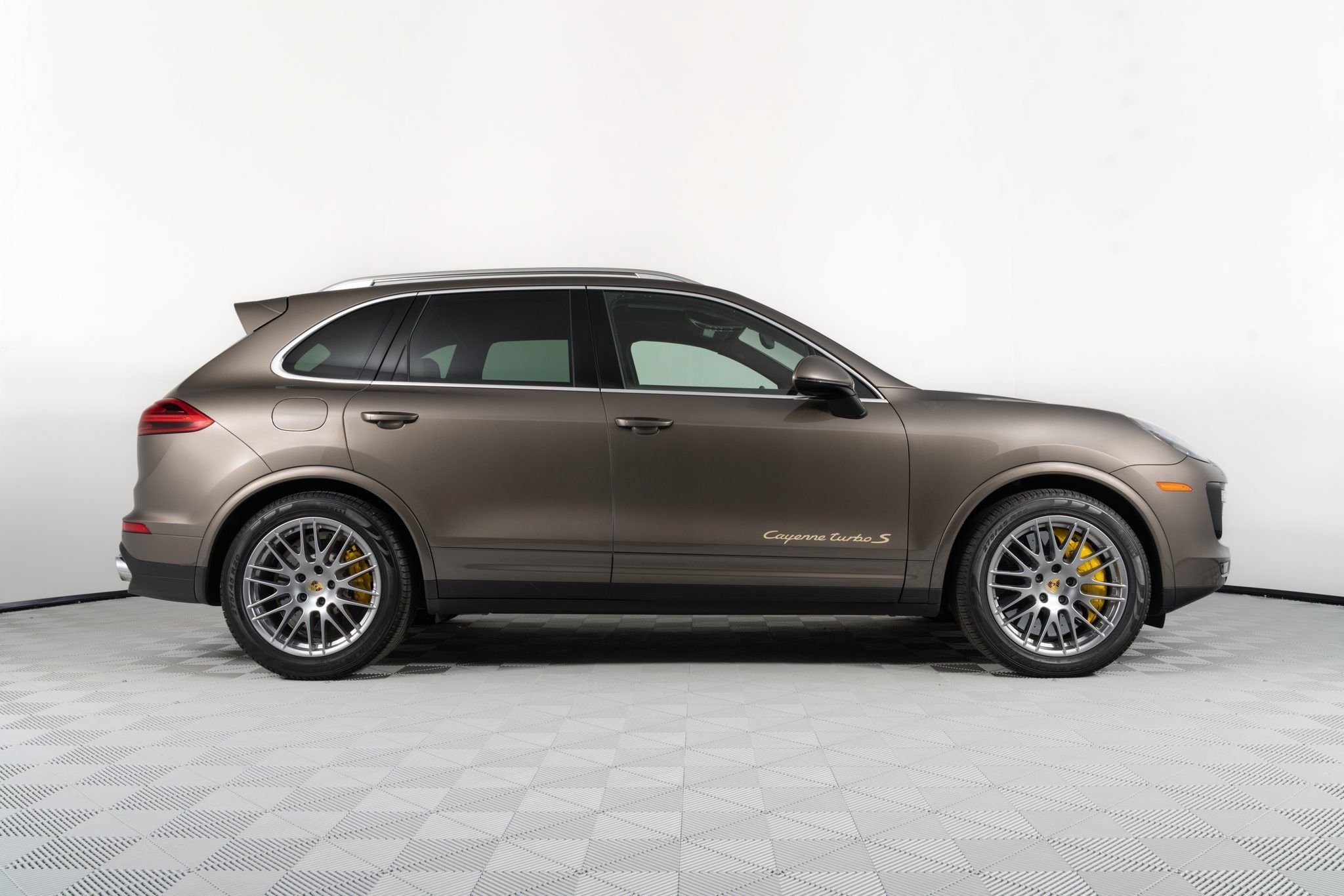 Used 2016 Porsche Cayenne Turbo S AWD/4WD image 26