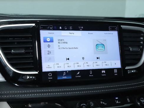 Used 2023 Chrysler Pacifica Touring-L image 25