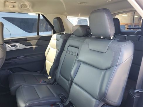 Used 2025 Ford Explorer Active w/ Active Comfort Package image 17