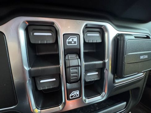 New 2025 Jeep Gladiator Sport image 12