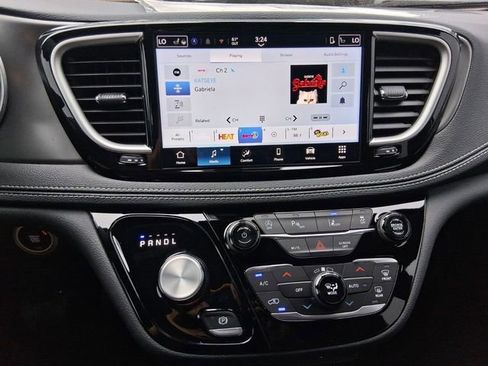 Used 2026 Chrysler Pacifica Select image 23