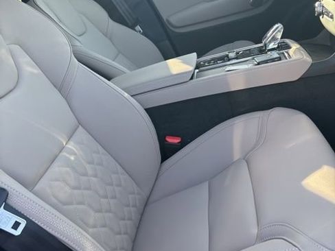 New 2026 Volvo XC90 B6 Plus w/ Protection Package Premier AWD/4WD image 34
