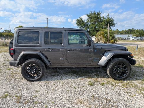 Used 2025 Jeep Wrangler Unlimited Sahara w/ Safety Group AWD/4WD image 3