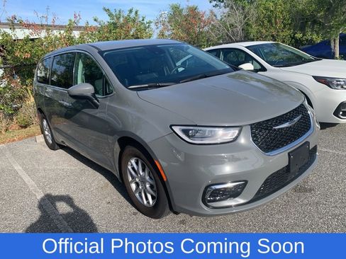 Used 2023 Chrysler Pacifica Touring-L image 1