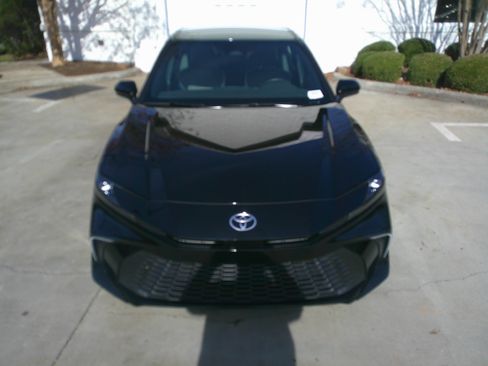 Used 2025 Toyota Camry SE image 3