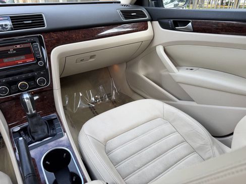 Used 2013 Volkswagen Passat 3.6 SEL Premium image 16