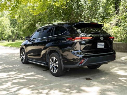 Used 2024 Toyota Highlander XLE FWD image 7