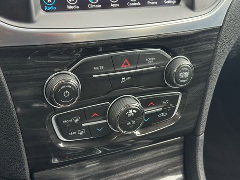 Used 2017 Chrysler 300 Limited image 20