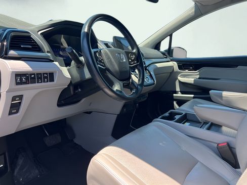 Used 2018 Honda Odyssey Elite image 2
