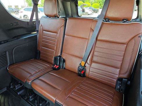 Used 2023 GMC Yukon XL Denali Ultimate AWD/4WD image 10
