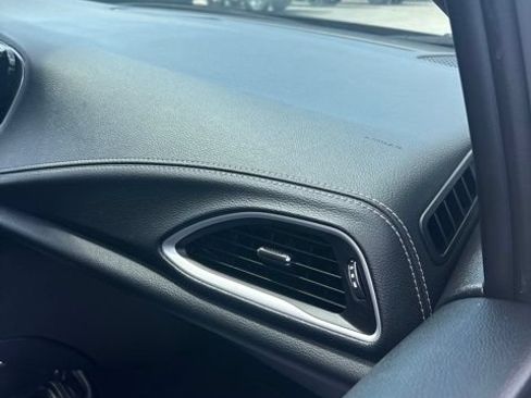 Used 2025 Chrysler Pacifica Select AWD/4WD image 32
