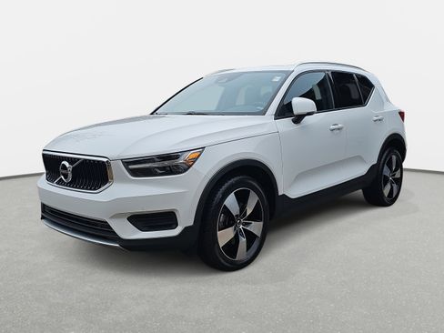 Used 2020 Volvo XC40 T5 Momentum image 1