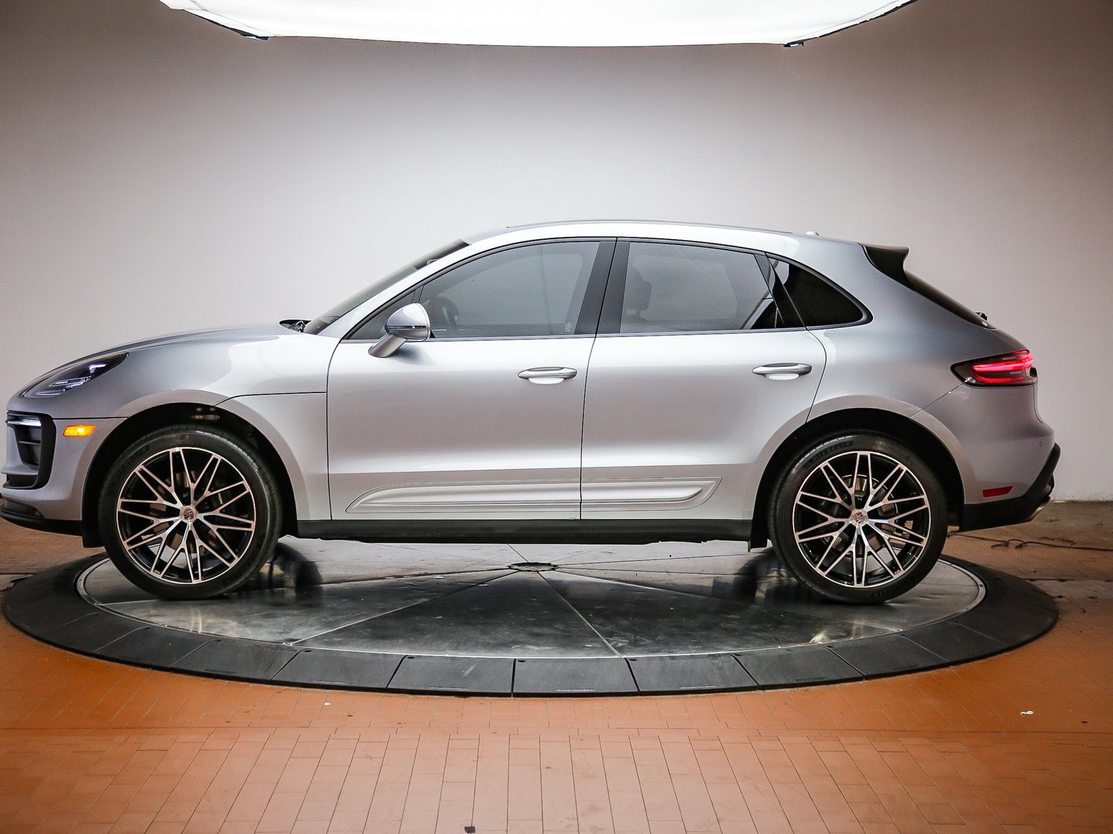 Certified 2025 Porsche Macan AWD/4WD image 2