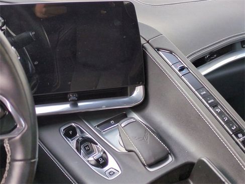 Used 2021 Chevrolet Corvette Stingray Coupe w/ Z51 Performance Package image 11