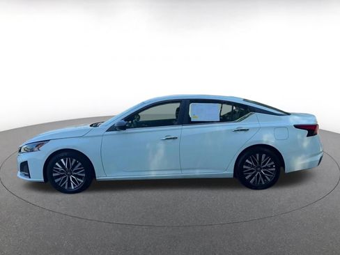 Used 2025 Nissan Altima 2.5 SV FWD image 9