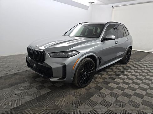 Used 2025 BMW X5 xDrive40i w/ M Sport Package AWD/4WD image 3