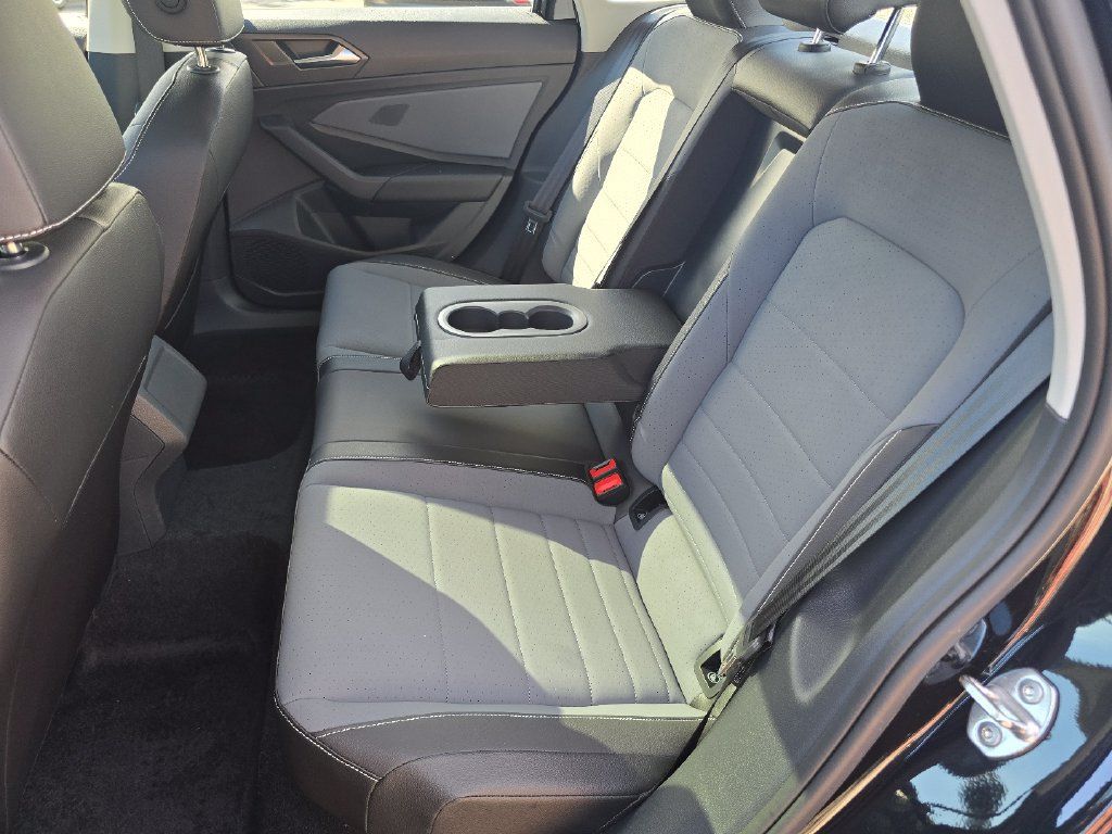 Used 2026 Volkswagen Jetta SE FWD image 27