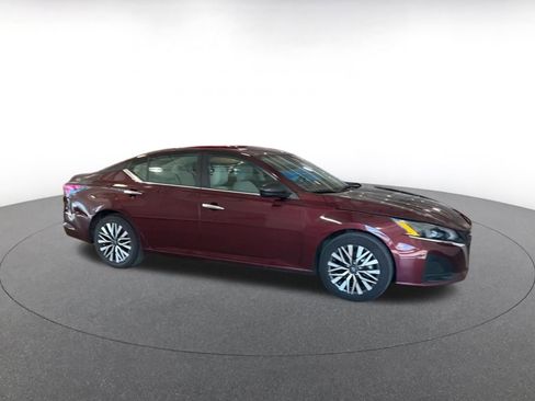 Used 2025 Nissan Altima 2.5 SV image 2