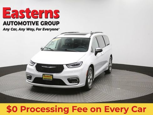 Used 2023 Chrysler Pacifica Limited FWD image 57