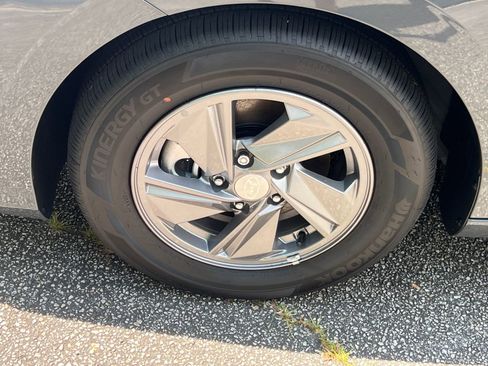 Used 2025 Hyundai Elantra SE image 11