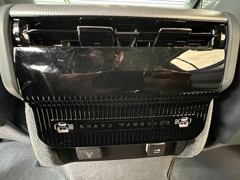 Used 2023 Jeep Grand Wagoneer Series III AWD/4WD image 39